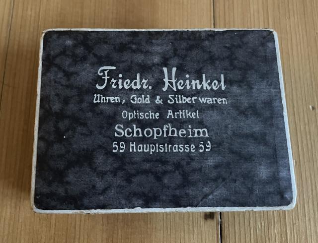 Friedr. Heinkel wahr ein bekanntes Geschäft in Schopfheim, welches den gesamten Uhren, Gold und Silber sowie Optik Bereich abdeckte. Das Geschäft gibt es schon langen nicht mehr.
